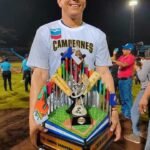 Foto: Cortesía / Sandor Guido con el trofeo de campeones.