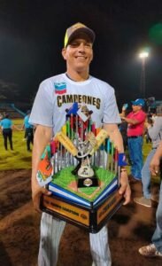 Foto: Cortesía / Sandor Guido con el trofeo de campeones.